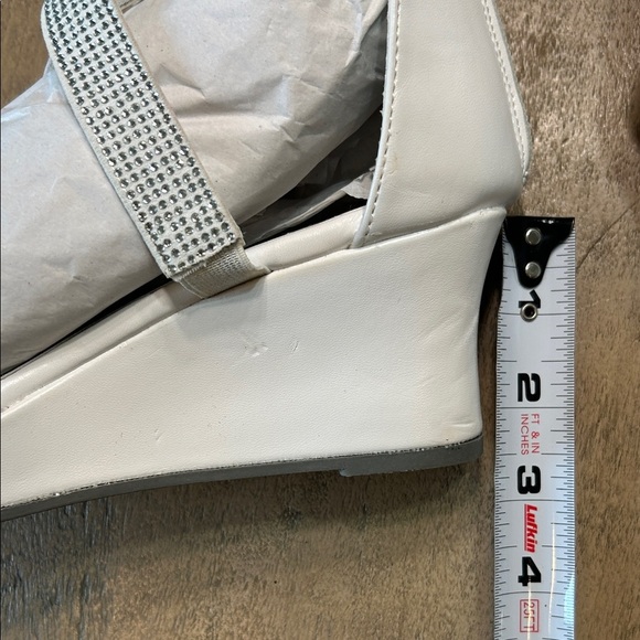 Kenneth Cole Reaction Silver and White Wedge Sandals with rhinestones - Picture 2 of 6